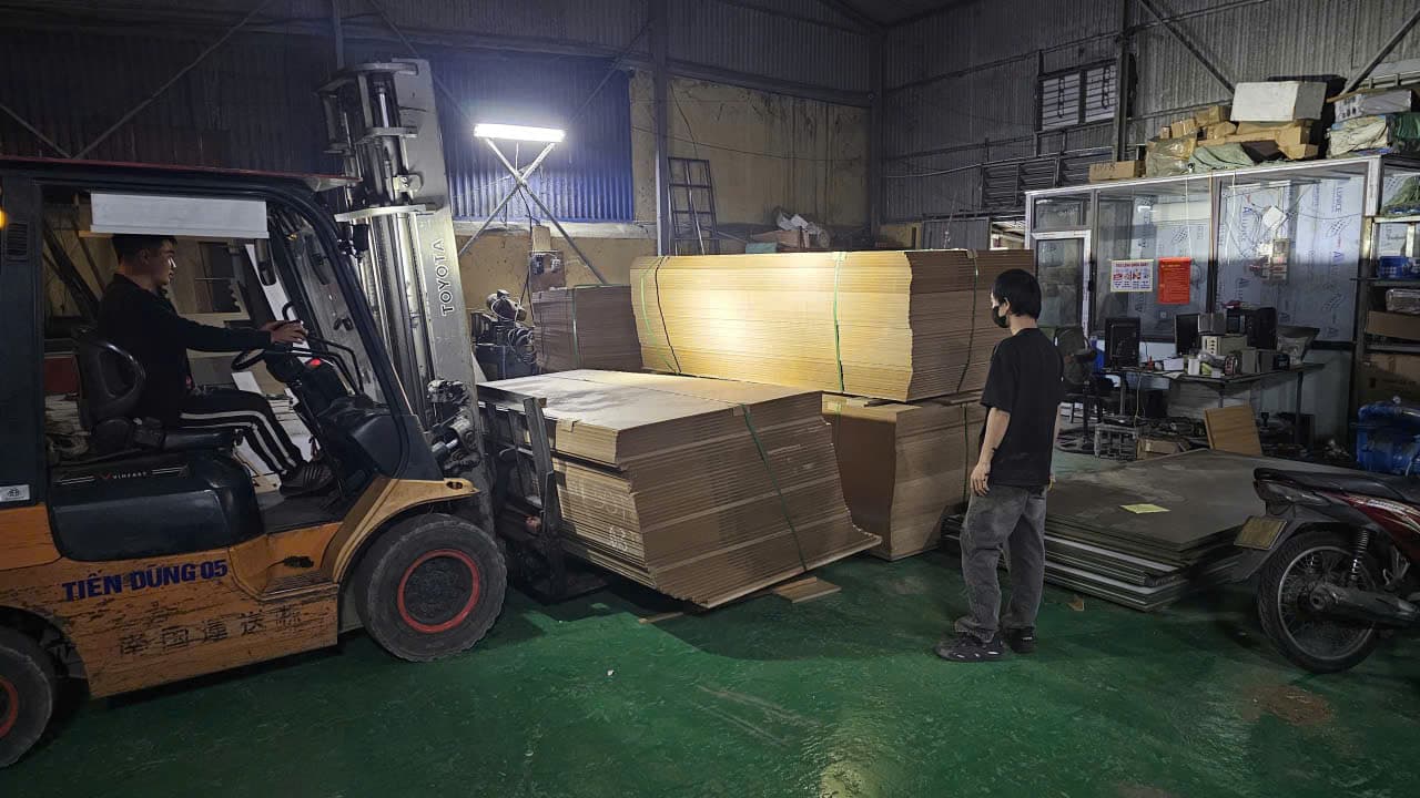 Xe nâng bốc gỗ HDF về xưởng GOMITA, nguồn nguyên liệu chính hãng