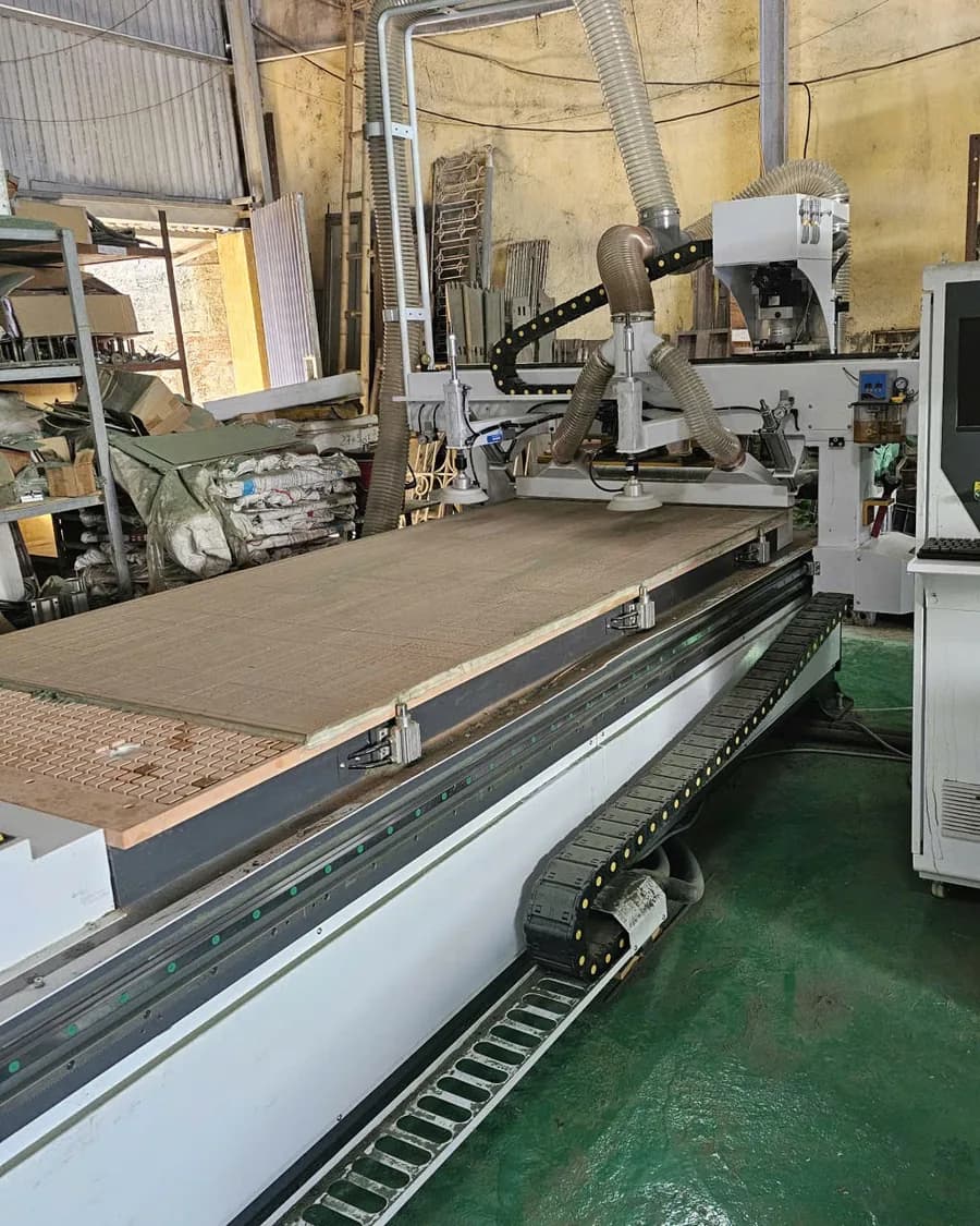Máy CNC gia công tấm gỗ công nghiệp tại xưởng GOMITA Phù Liễn