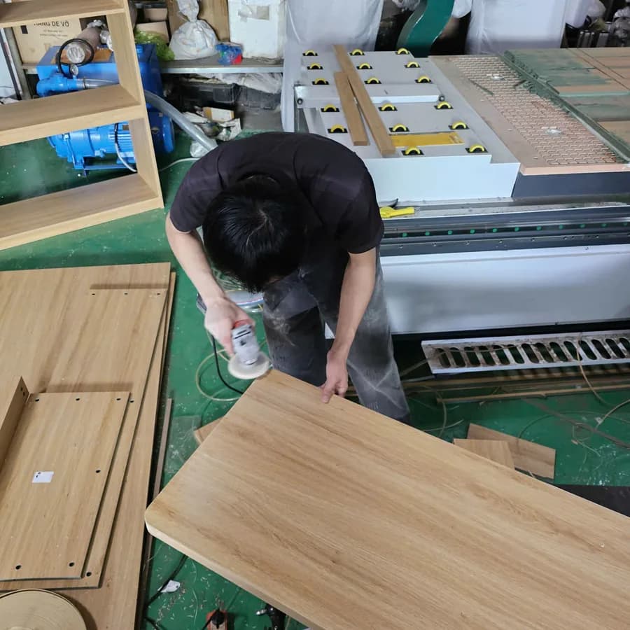 Thợ GOMITA đang chà nhẵn bề mặt gỗ vân sồi tại xưởng