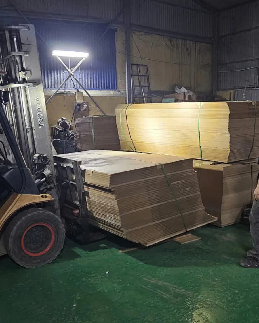 Nhập kho vật liệu tấm gỗ MDF chống ẩm tại xưởng GOMITA